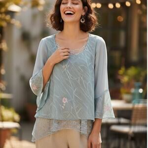 Spencer Alexis Ebroidered layered Blouse floral Blue Size 4